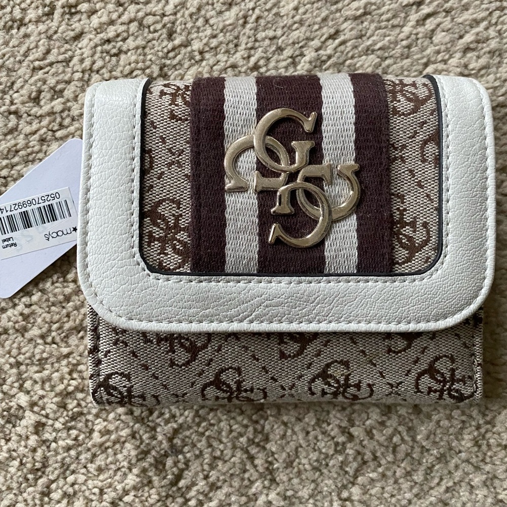 NWT. Women’s Guess small trifold wallet.